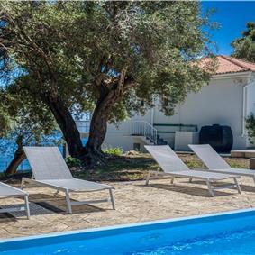 4 bedroom villa with pool by the sea, near Corfu town, sleeps 8